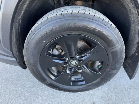 Used 2021 Toyota RAV4 XLE w/ Convenience Package image 5