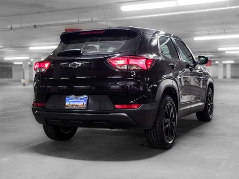 Used 2021 Chevrolet TrailBlazer LS w/ LPO, Blackout Package FWD image 7