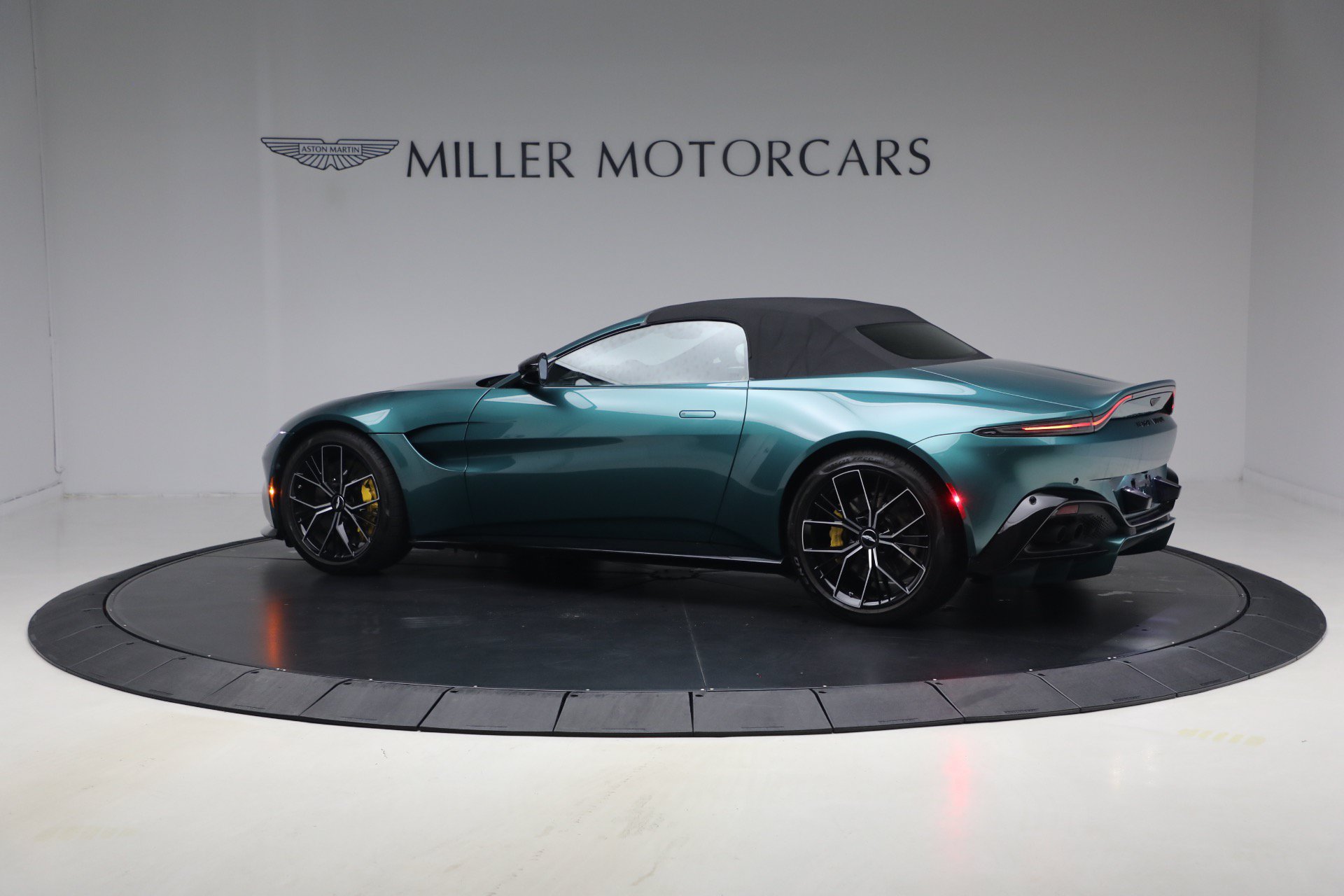 Used 2023 Aston Martin V8 Vantage Roadster RWD image 18