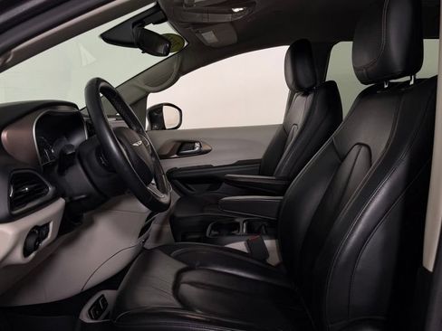 Used 2018 Chrysler Pacifica Touring-L w/ Premium Audio Group FWD image 15