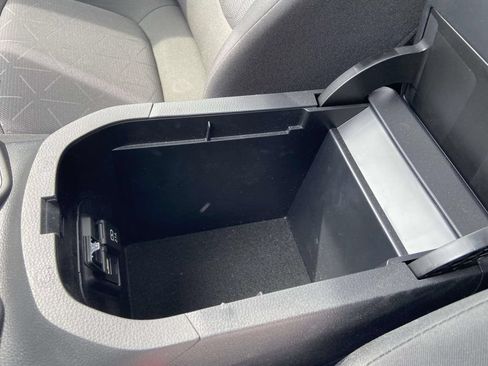 Used 2019 Toyota RAV4 XLE w/ Convenience Package FWD image 30