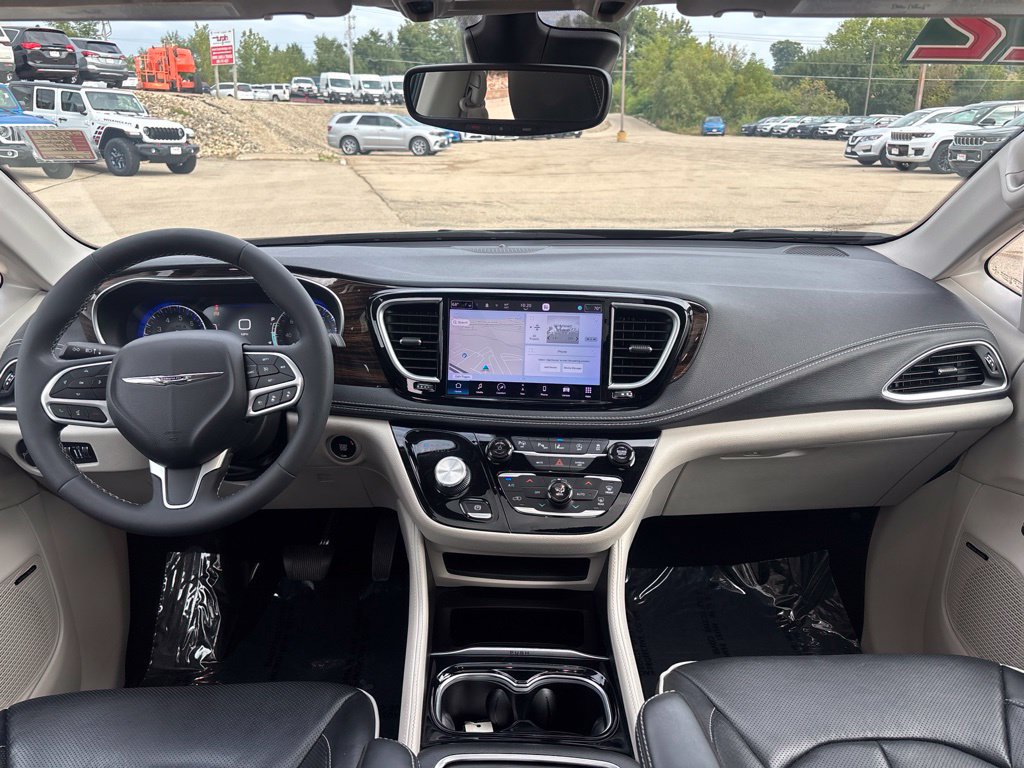 Used 2022 Chrysler Pacifica Limited AWD/4WD image 25