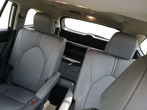 Used 2021 Toyota Highlander XLE FWD image 12