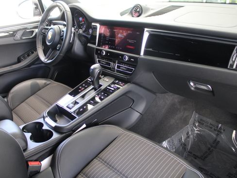 Certified 2026 Porsche Macan Turbo AWD/4WD image 31