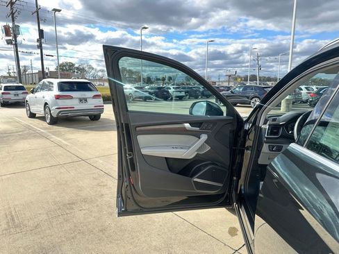 Used 2025 Audi Q5 2.0T Premium Plus w/ Premium Plus Package image 9