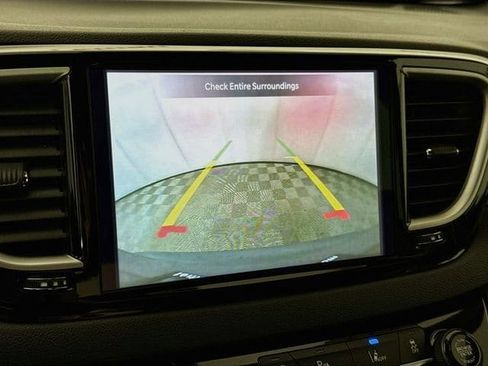 Used 2025 Chrysler Pacifica Select FWD image 14