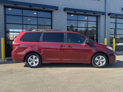 Used 2018 Toyota Sienna LE image 49