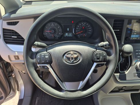 Used 2016 Toyota Sienna LE AWD/4WD image 18