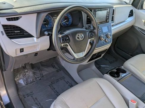 Used 2020 Toyota Sienna LE w/ Carpet Mat Package FWD image 19