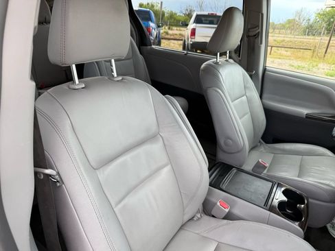 Used 2017 Toyota Sienna XLE w/ XLE Navigation Package AWD/4WD image 15