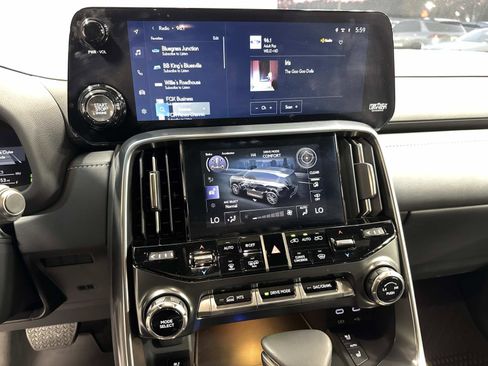 Certified 2025 Lexus LX 700h Luxury image 26