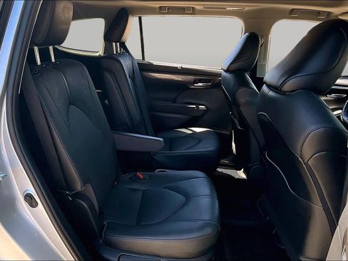 Certified 2021 Toyota Highlander Platinum AWD/4WD image 19