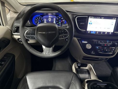 Used 2023 Chrysler Pacifica Touring-L FWD image 11