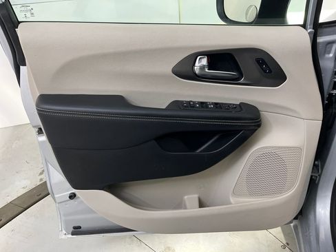 Used 2023 Chrysler Pacifica Touring-L image 45