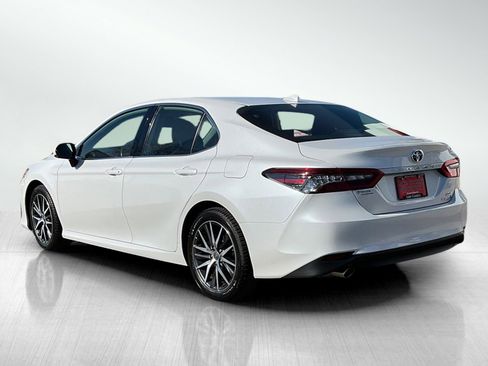 Used 2022 Toyota Camry XLE w/ Cold Weather Package FWD image 3