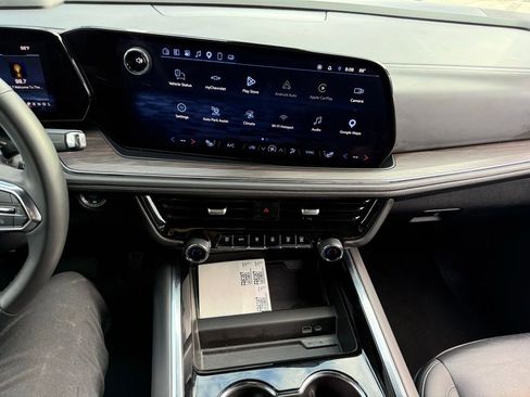 Used 2025 Chevrolet Suburban Z71 AWD/4WD image 9
