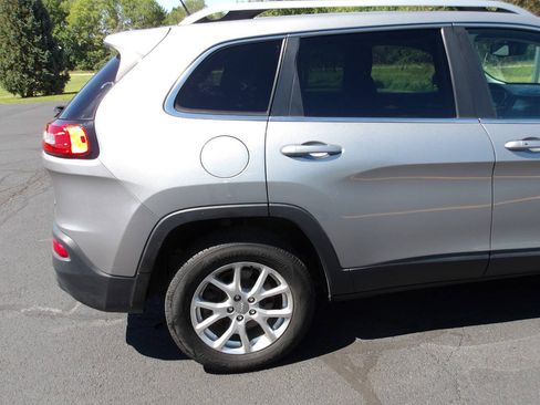 Used 2015 Jeep Cherokee Latitude w/ Comfort/Convenience Group FWD image 31