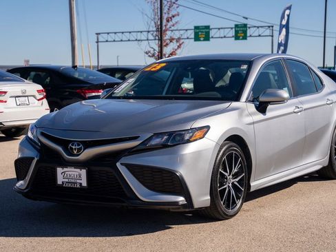 Used 2023 Toyota Camry SE image 3
