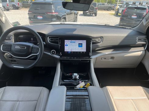 Used 2022 Jeep Wagoneer Series II RWD image 9