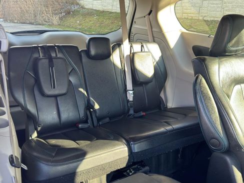 Used 2021 Chrysler Pacifica Touring-L FWD image 16