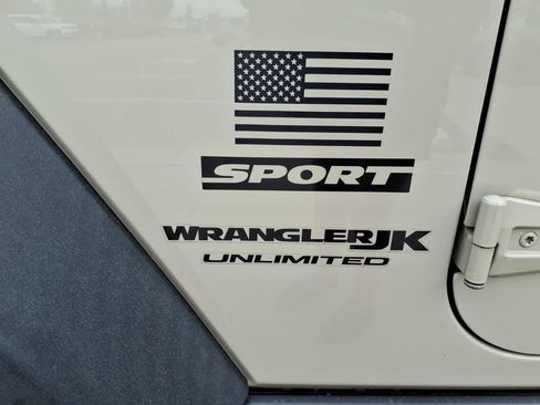 Used 2018 Jeep Wrangler Unlimited Sport w/ Connectivity Group AWD/4WD image 10