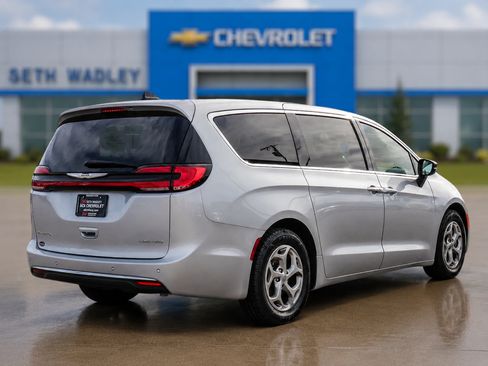 Used 2024 Chrysler Pacifica Limited FWD image 47