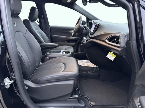 New 2026 Chrysler Pacifica Select w/ S Appearance Package image 30