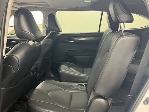 Used 2023 Toyota Highlander Limited FWD image 10
