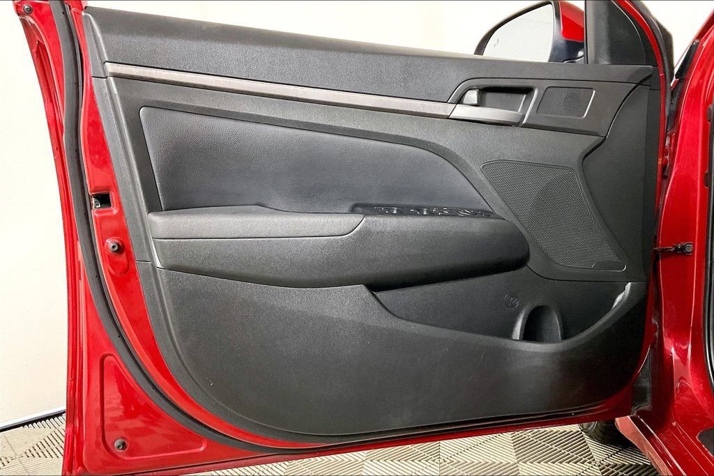Used 2017 Hyundai Elantra Limited FWD image 21