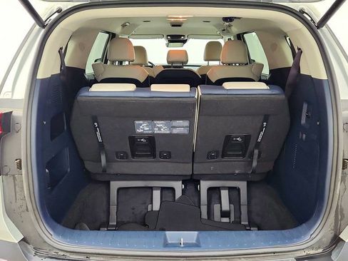 Used 2025 Kia Carnival EX FWD image 20