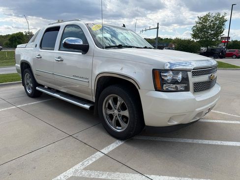 Used 2013 Chevrolet Avalanche LTZ AWD/4WD image 4