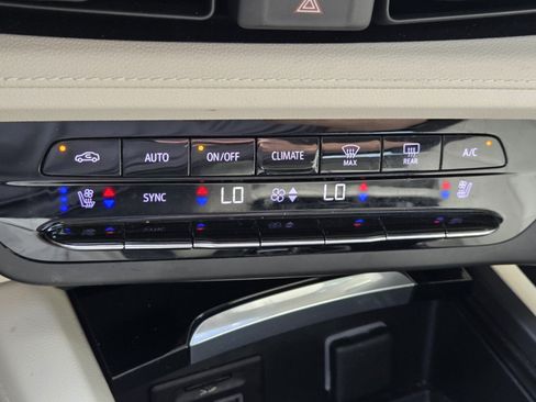 Used 2023 Buick Envision Avenir FWD image 16