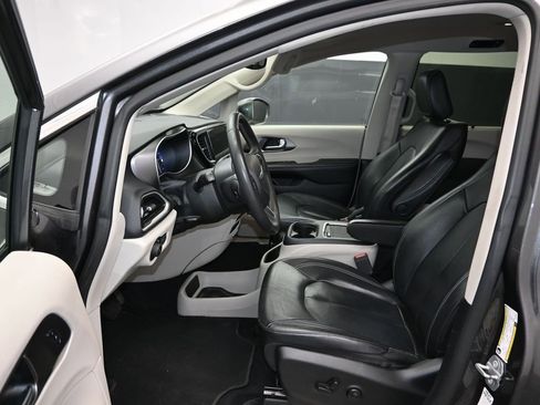 Used 2022 Chrysler Pacifica Touring-L image 13