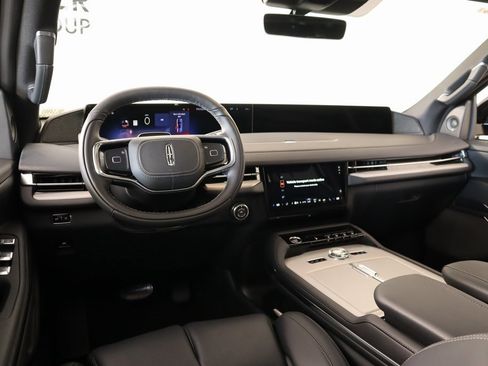 New 2025 Lincoln Navigator Reserve w/ Jet Appearance Package image 2