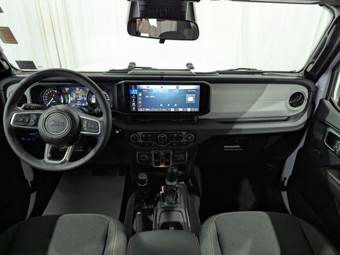 Used 2025 Jeep Wrangler Unlimited Sahara image 13