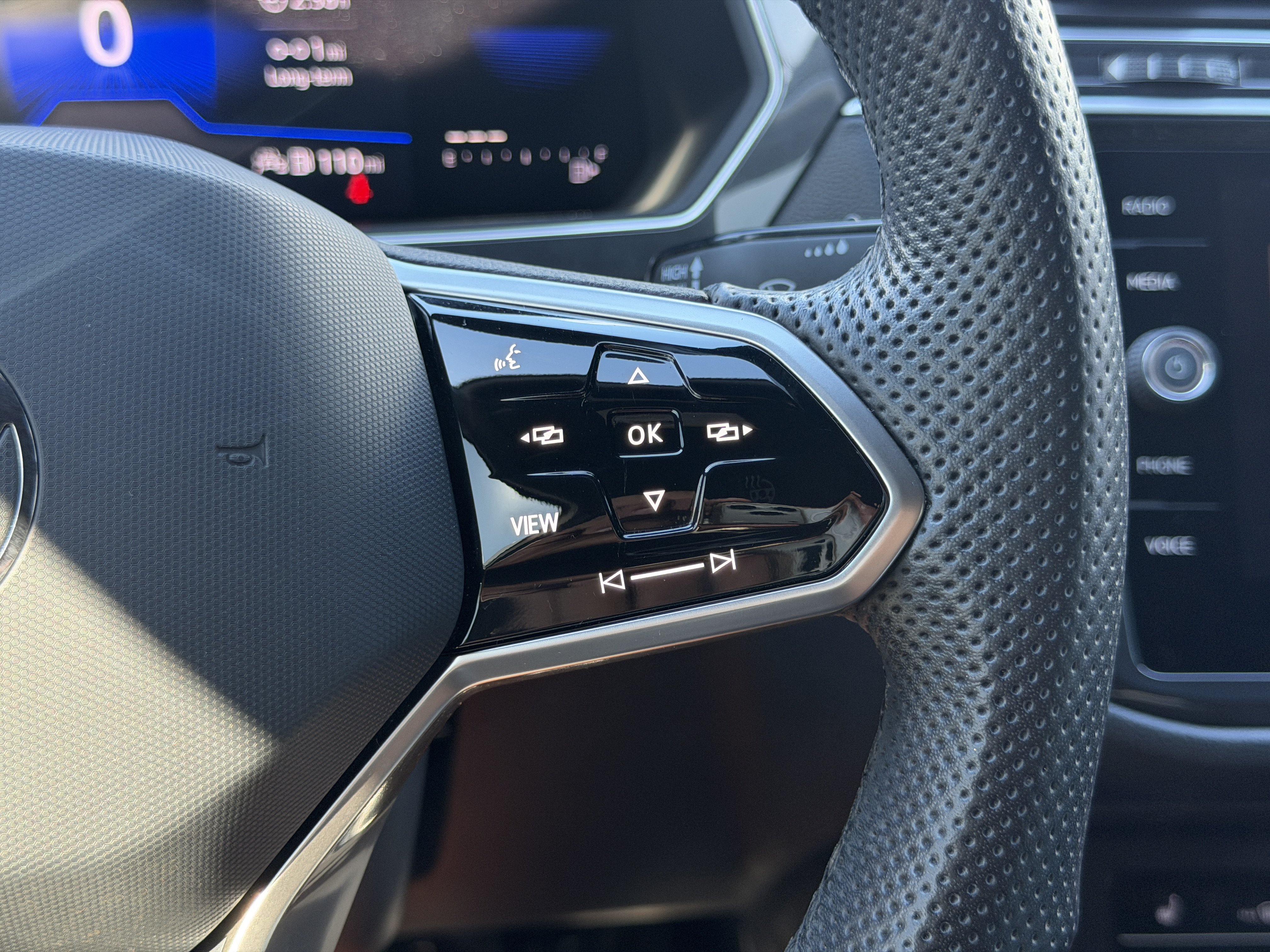 Certified 2023 Volkswagen Tiguan SE R-Line FWD image 29