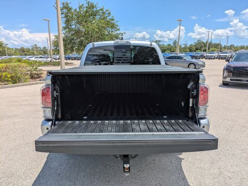 Used 2022 Toyota Tacoma TRD Sport w/ TRD Premium Sport Package AWD/4WD image 16