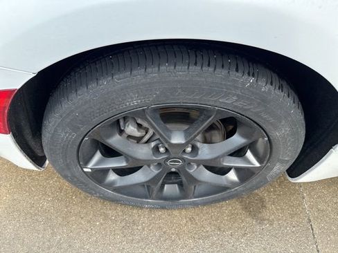 Used 2025 Chrysler Pacifica Limited image 14