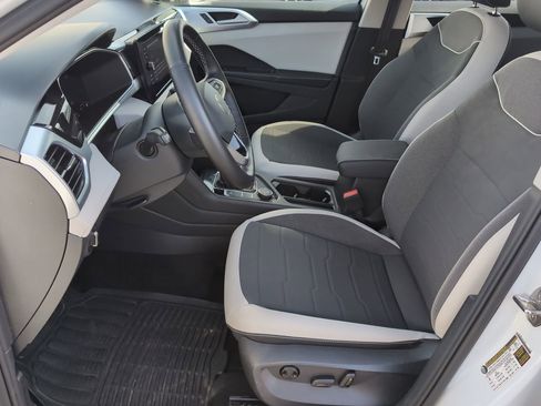 Used 2025 Volkswagen Taos SE image 11