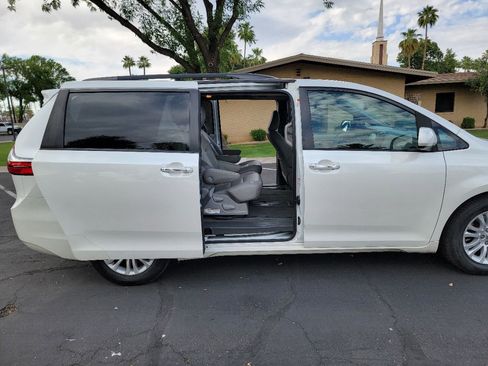 Used 2017 Toyota Sienna XLE w/ XLE Navigation Package image 6