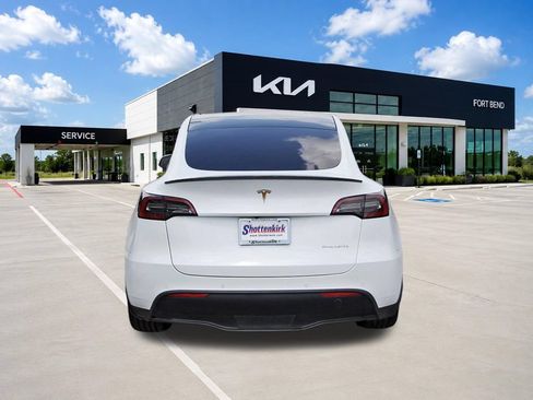 Used 2022 Tesla Model Y Long Range AWD/4WD image 6