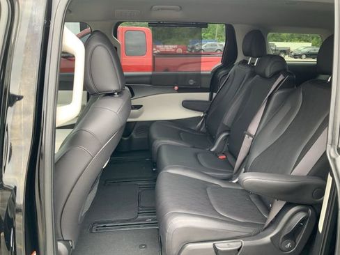 Used 2023 Kia Carnival LX image 20