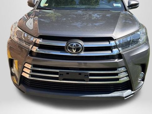 Used 2017 Toyota Highlander Limited AWD/4WD image 2