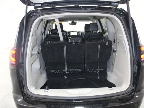 Used 2024 Chrysler Pacifica Touring-L image 14