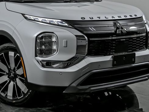 New 2026 Mitsubishi Outlander SE image 2