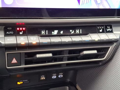 Used 2025 Toyota Camry SE image 17