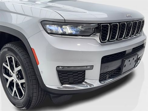 Used 2024 Jeep Grand Cherokee L Limited w/ Luxury Tech Group II image 3