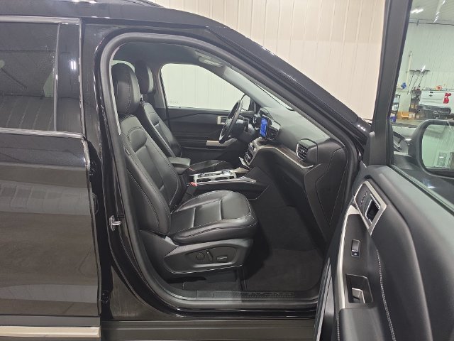 Used 2024 Ford Explorer XLT w/ Equipment Group 202A AWD/4WD image 30