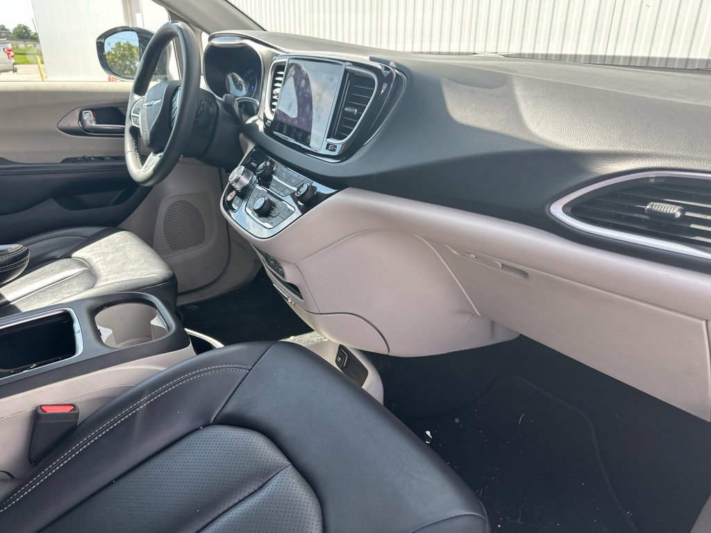 Used 2024 Chrysler Pacifica Touring-L FWD image 22