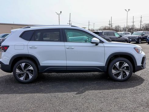New 2025 Volkswagen Taos SE image 8